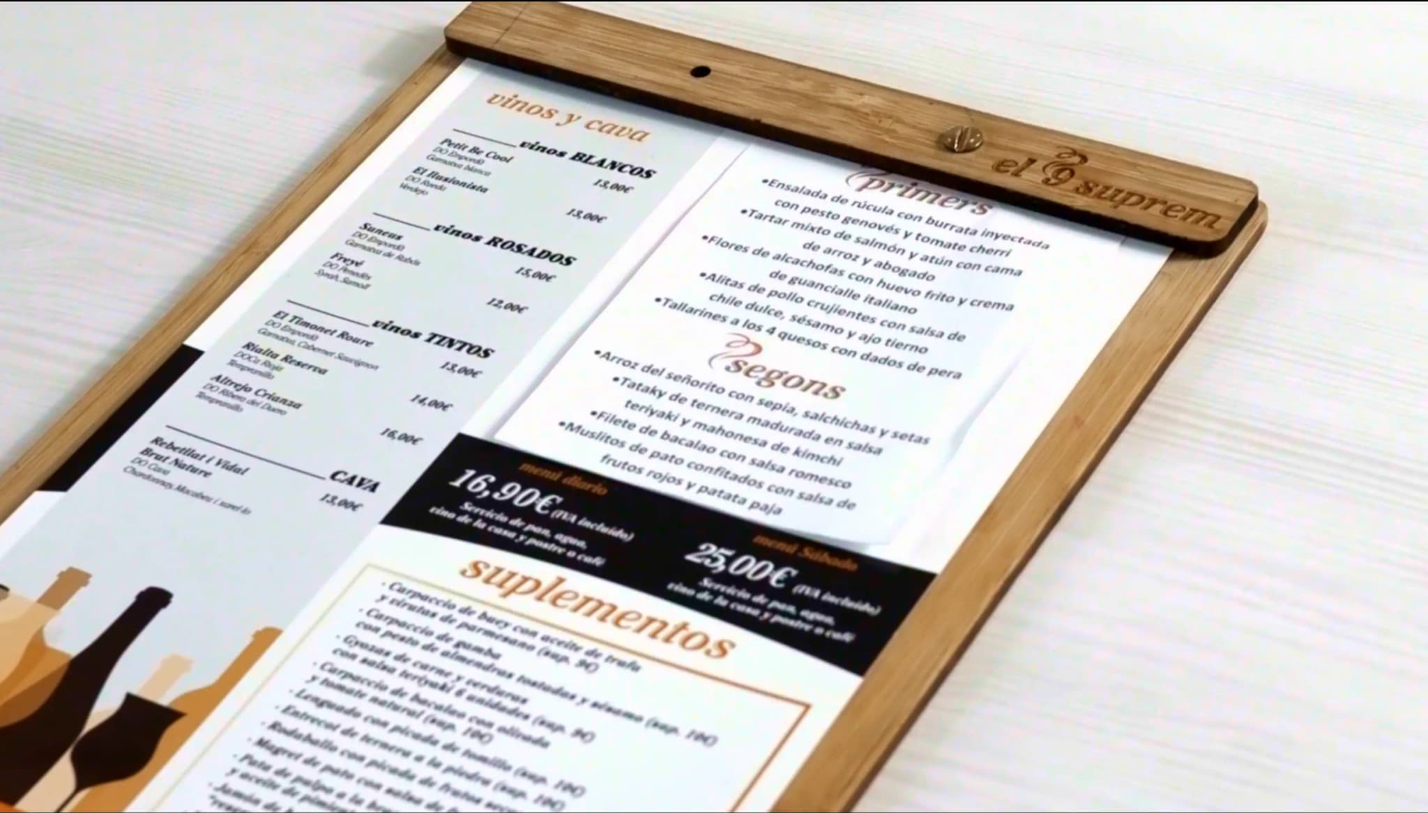 Menú del día escrito a mano en pizarra de restaurante local