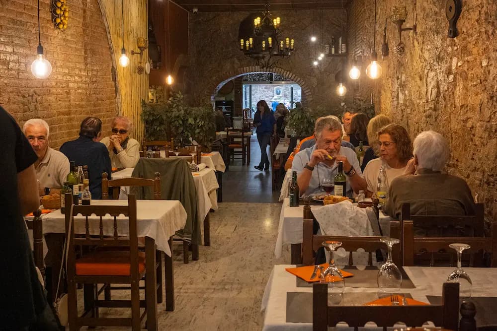 Interior acogedor de restaurante de barrio con decoración auténtica